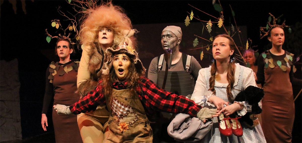 Herr Hassel (Amanda Carvajal Powers), Lejonet (Jasmine Hortlund), Fågelskrämman (Evelina Vargamo), Plåtman (Julie Ehrström), Dorothy (Vilma Hjord Mattsson), Fru Alm (Solveig Roth Johansson), Herr Ek (Signe Kronsjö). Foto: Linda Hansen